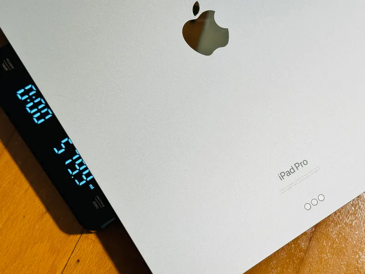 僅有579.9g的iPad13吋第一次拿起來的瞬間真的有種「好輕！」的驚艷感。記者趙筱文 攝影