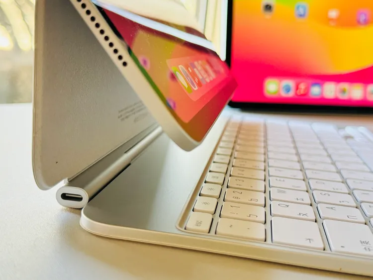 如果想把iPad Pro當成筆電使用的朋友，全新的巧控鍵盤在轉軸上的重新設計，讓使用上更貼近MacBook的體驗。記者趙筱文 攝影