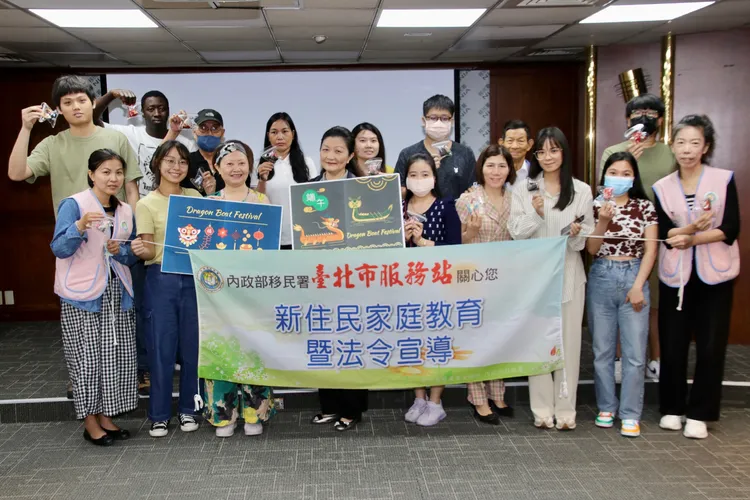 臺北市服務站舉辦新住民家庭教育暨法令宣導課程，並與學員們製作粽子造型的香包，一同驅邪避蟲慶端午。移民署提供