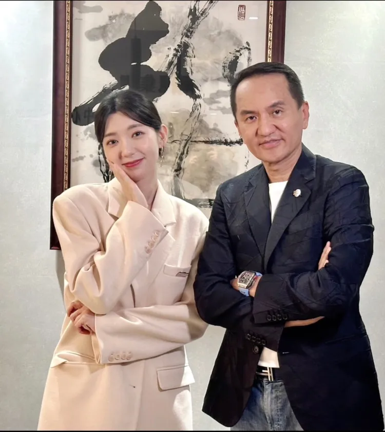 愛爾麗集團總裁常如山（右）和品牌年度代言人郭雪芙合影。 