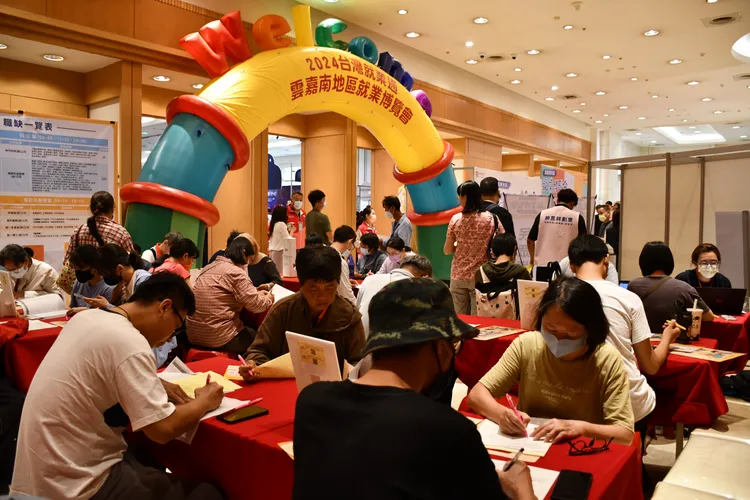 會場祭出最高100K月薪，湧入不少民眾求職。王志弘攝