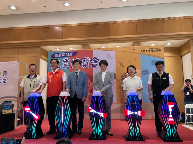 勞動部次長王安邦(右3)、勞發署副署長鍾錦季(右2)出席就博會開幕。分署提供