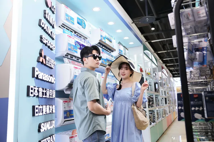 政府汰舊換新節能補助好評延長！購買一級能效空調、冰箱，每台汰舊換新可補助3000元，搭配節能電器退還減徵貨物，節能補助最高5000元。業者提供