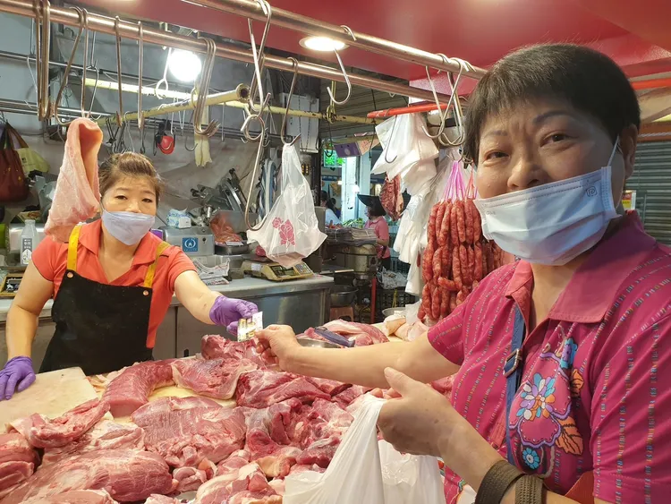 民眾拿到物調券後立即至攤商消費。市府提供