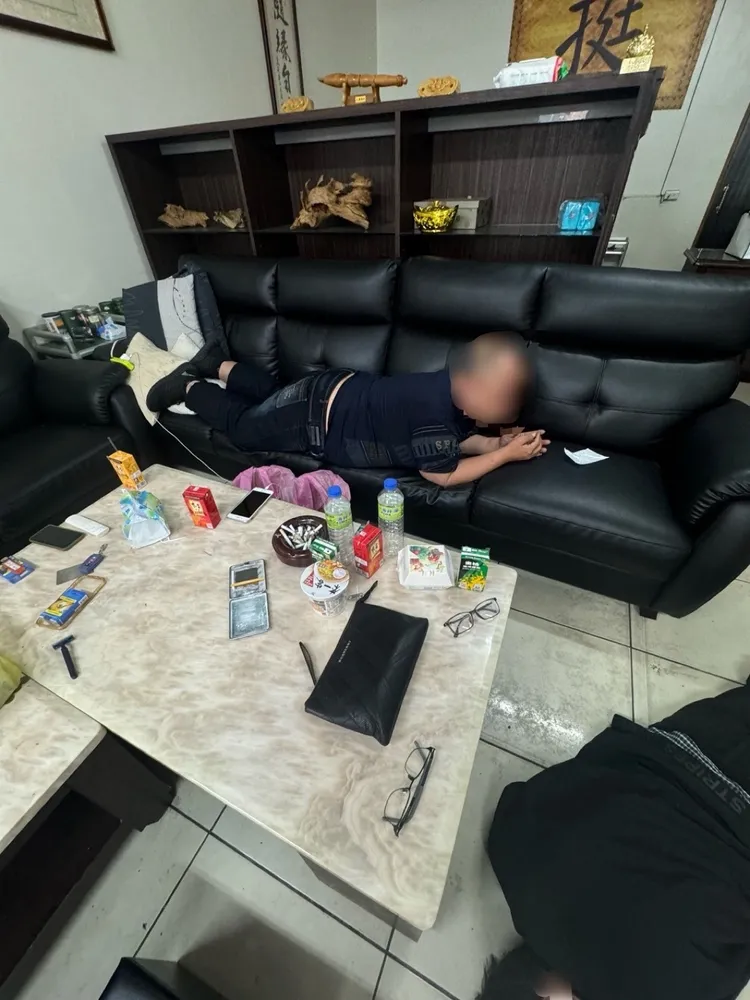 警方攻堅逮捕擄人嫌犯。翻攝畫面