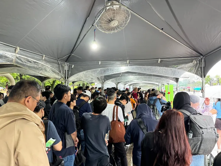 民眾在棚子底下等待入場。趙筱文攝