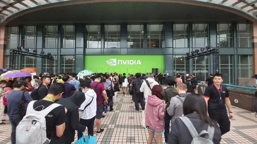 無畏風雨！台大體育館外湧現排隊人潮　一睹AI教父黃仁勳風采