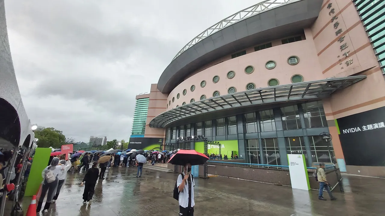 台大體育館外陰雨濛濛,但仍不滅想一賭黃仁勳風采的民眾興致。莊宗達攝