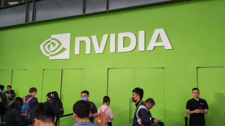 場外巨大的輝達Logo。莊宗達攝
