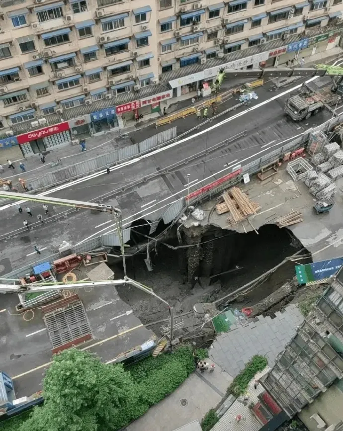 路面出現12公尺寬天坑，所幸無人受傷。翻攝自微博