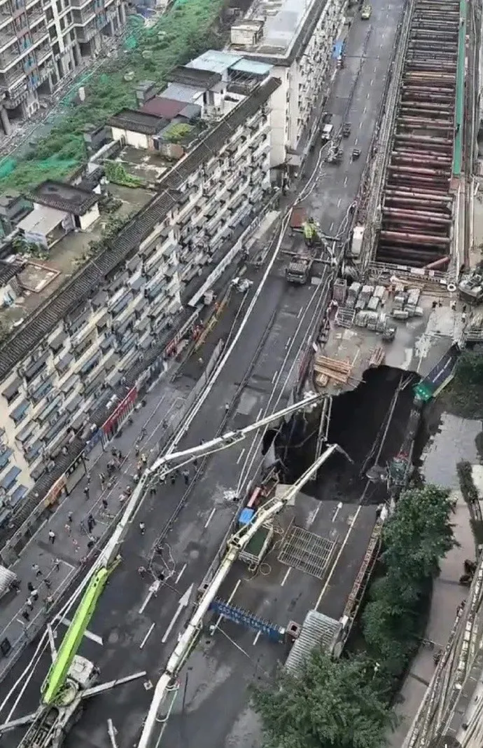 成都興建中的地鐵站坍塌，路面「薄脆」引發討論。翻攝自微博