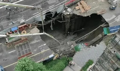 成都興建中地鐵站坍塌! 路面「薄脆」驚見超深黑大天坑