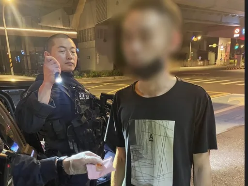 毒蟲車爆胎停警局前等救援 保大霹靂警好意關心!「車內飄K味」秒抓人