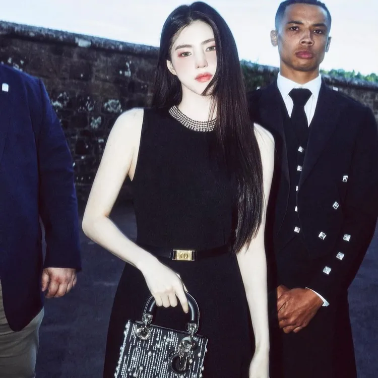 韓素希飛往蘇格蘭欣賞DIOR大秀。品翻攝韓素希IG