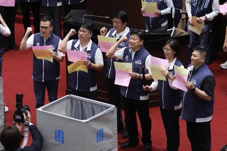 傅崐萁帶頭亮票。彭欣偉攝