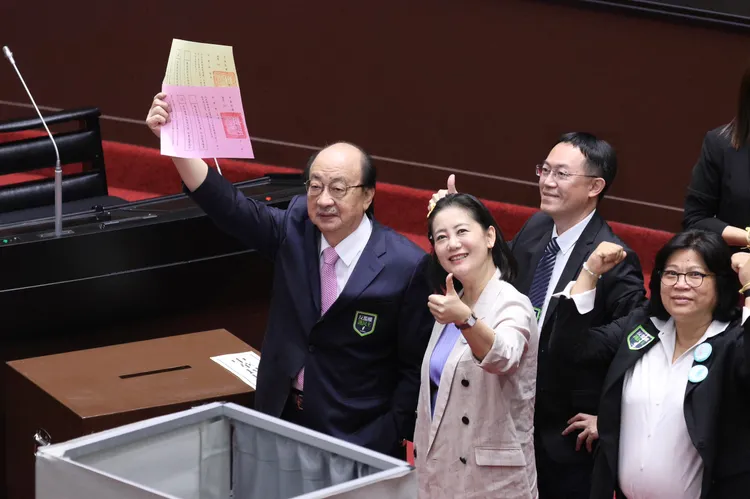 民進黨團總召柯建銘帶頭亮票。彭欣偉攝