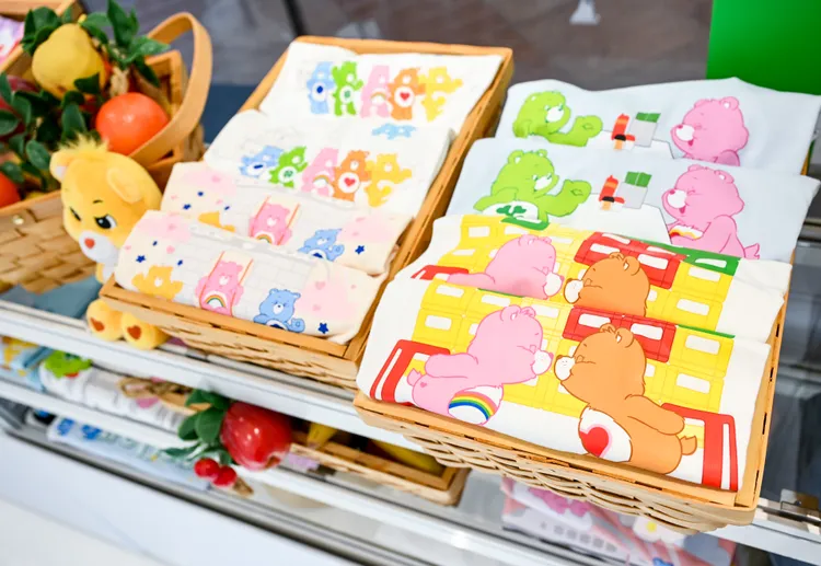 「Care Bears x Arnold Palmer 悠遊台灣系列」美式卡通與台灣元素碰撞出俏皮趣味。品牌提供