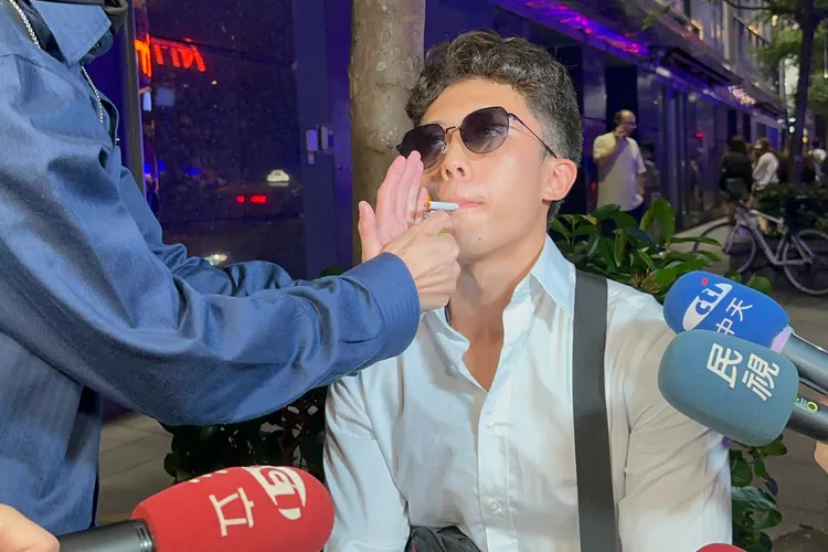 孫安佐撞完記者，又跟民眾擋菸來抽，一副我是大爺的屌樣。特勤中心攝