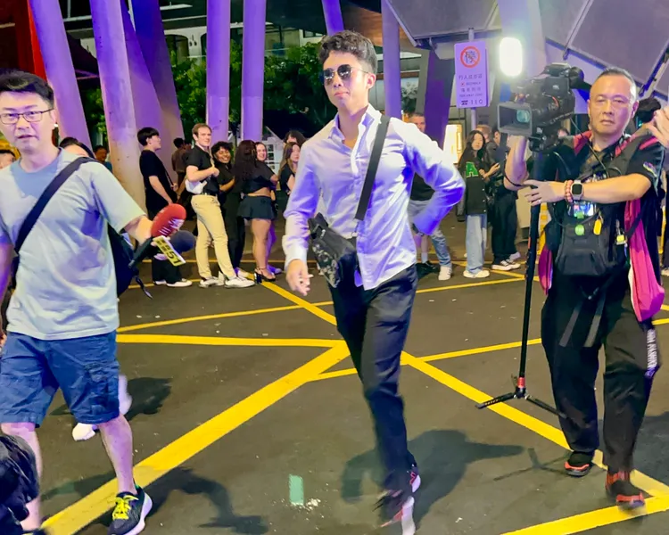 孫安佐（中）凌晨跟友人到信義威秀商圈的夜店狂歡。特勤中心攝