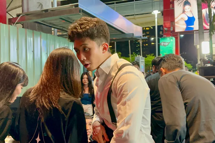 孫安佐拿出身分證，摘下墨鏡接受安檢進場狂歡放鬆。特勤中心攝