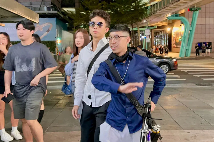 孫安佐（左）凌晨12點多，和友人配戴著瓦斯火槍，來到信義區RUFF夜店跑趴。特勤中心攝