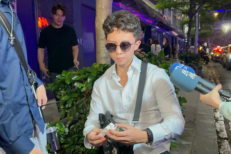 孫安佐衝撞完攝影記者，又跑到路邊跟民眾擋菸來抽，行為讓人傻眼。特勤中心攝