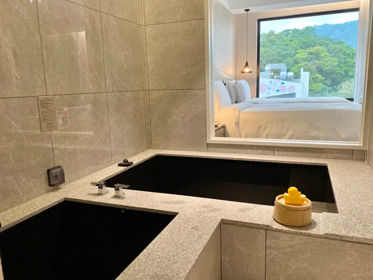 每間房都配備私人溫泉浴池。莊偉祺攝