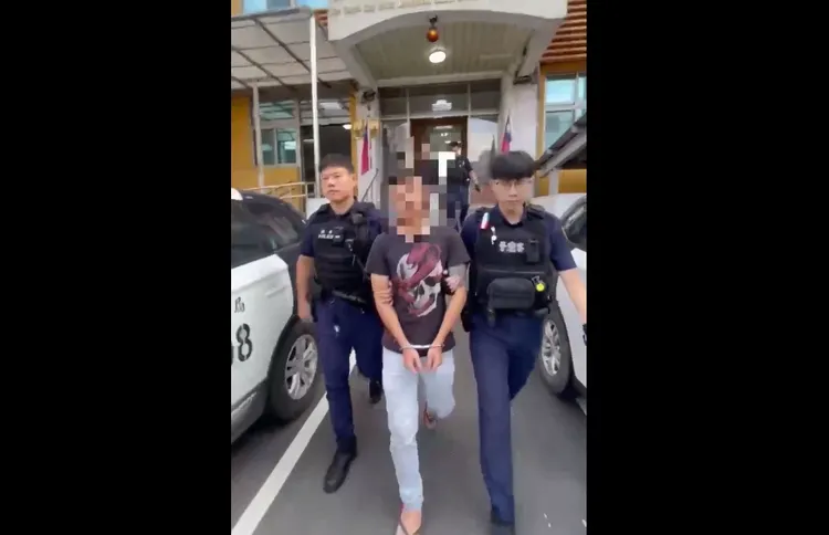 警方帶回周姓嫌犯等人。警方提供