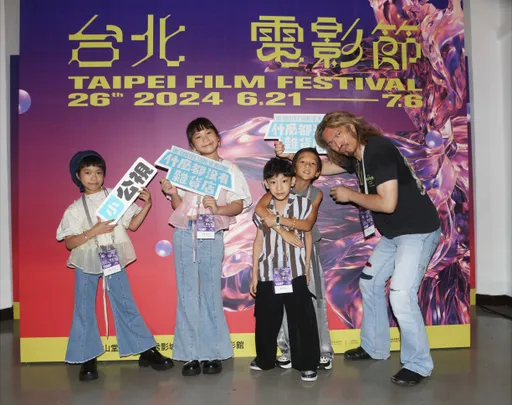 朱頭皮攜手兒童主角現身北影首映場 為新戲量身訂做主題曲