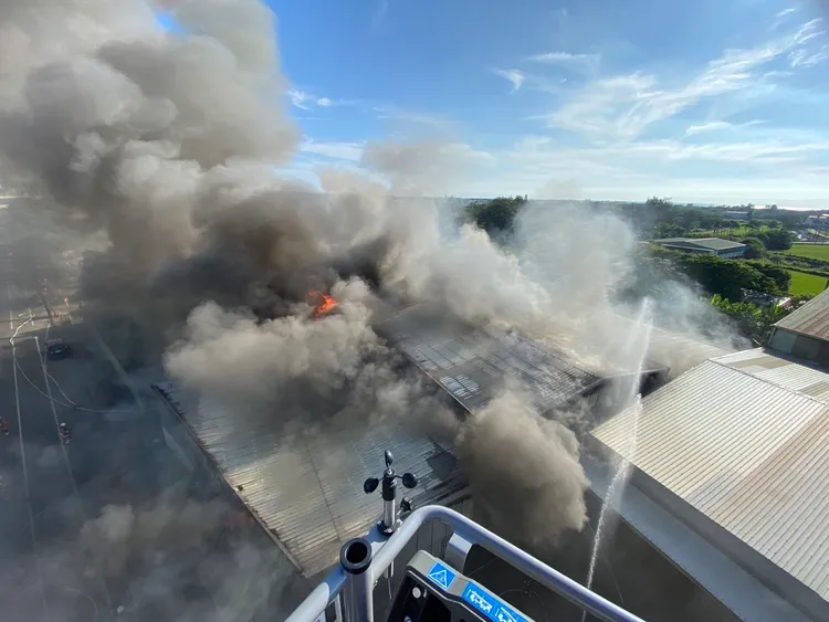 火場濃煙蔽天。新竹市消防局提供