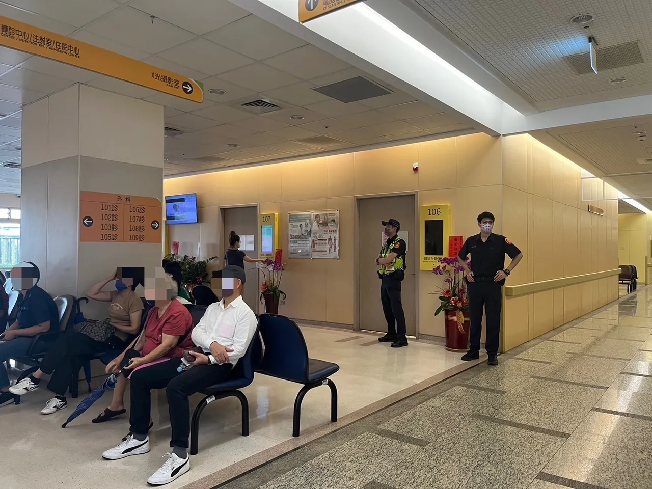 警方派員全程監控廖男看診。民眾提供