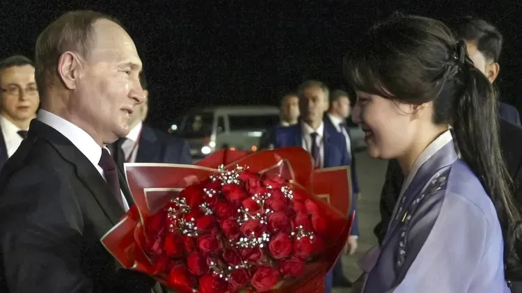 北韓千年一遇美女為俄羅斯總統普丁（左）獻花，普丁略顯羞澀。美聯社