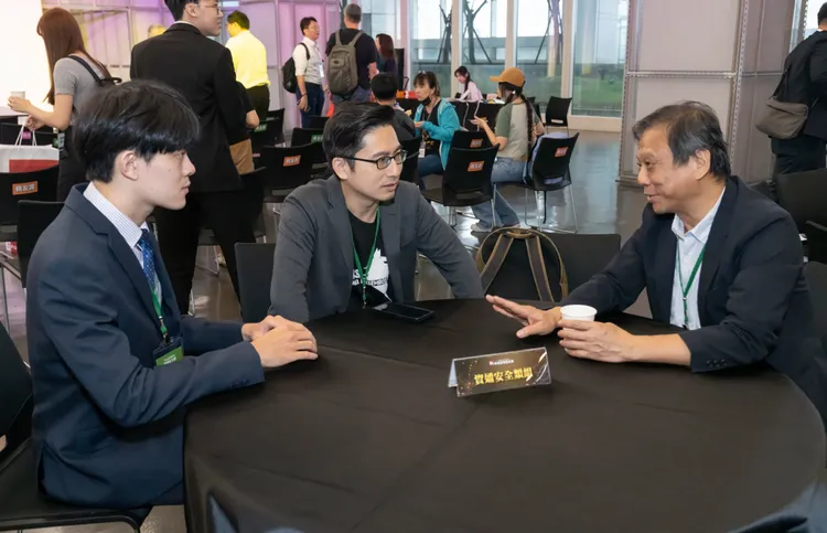 鴻海研究院執行長李維斌與得主及其指導教授進行產學交流。鴻海提供