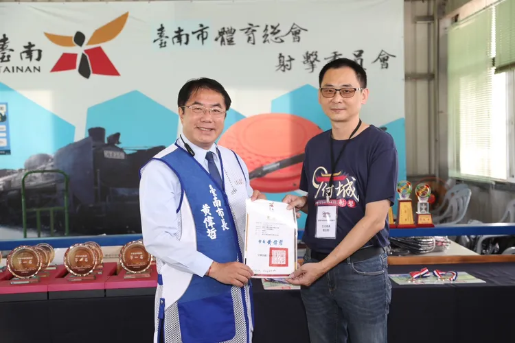 市長黃偉哲（左）與南市體育總會射擊委員會主委蔡岳勳。台南市體育總會射擊委員會提供