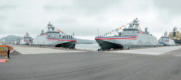 海軍「沱江級」塔江艦（左2，舷號619）、安江艦（右2，舷號625）、萬江艦（右1，舷號626）。總統府提供