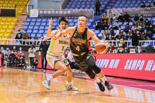 台籃球星又被爆劈腿！交往8年女友曝分手內幕　「有第三者介入」