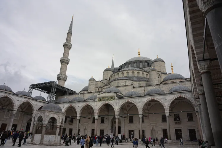 藍色清真寺開放旅客入內參觀，但提醒旅人尊重當地規範。S.H.攝