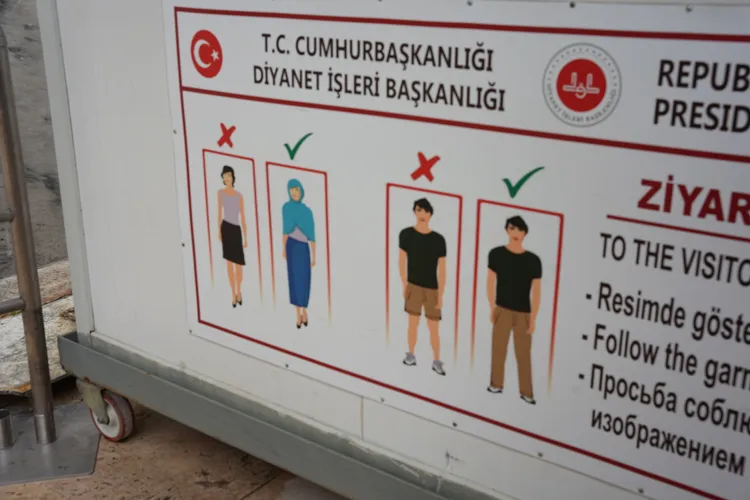 參觀清真寺男女均不可穿著短褲、短裙、露肩或露背的衣著，女性則需披戴頭巾。S.H.攝