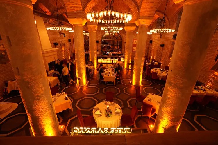 「The Sarnic Restaurant地下宮殿餐廳」空間擁有超過千年歷史。S.H.攝