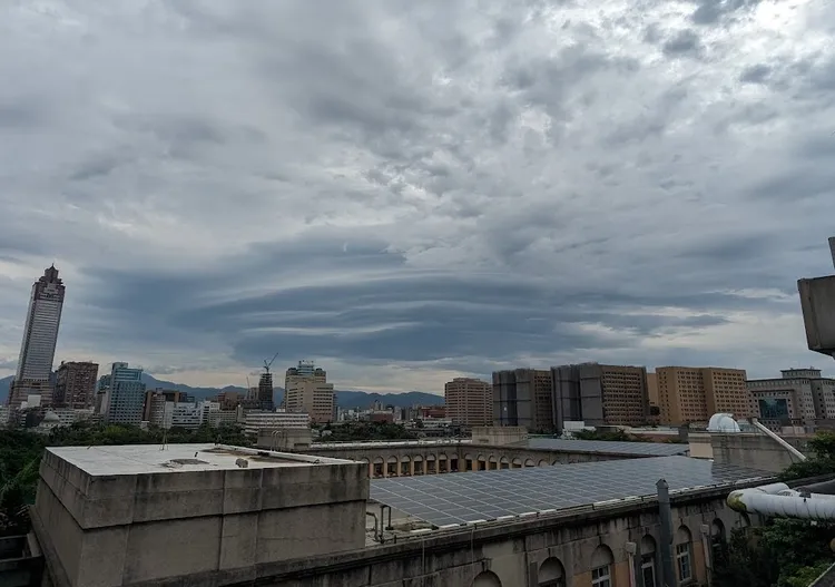 氣象署小編在頂樓捕捉到「宇宙戰艦」。翻攝氣象署臉書