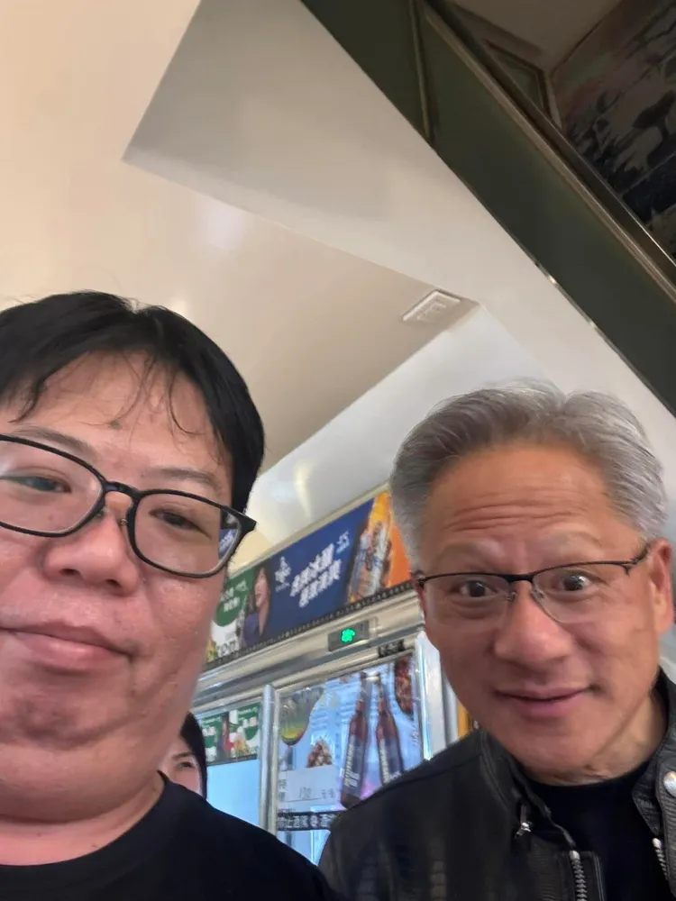 幸運民眾與黃仁勳合照。翻攝《爆廢1公社》臉書