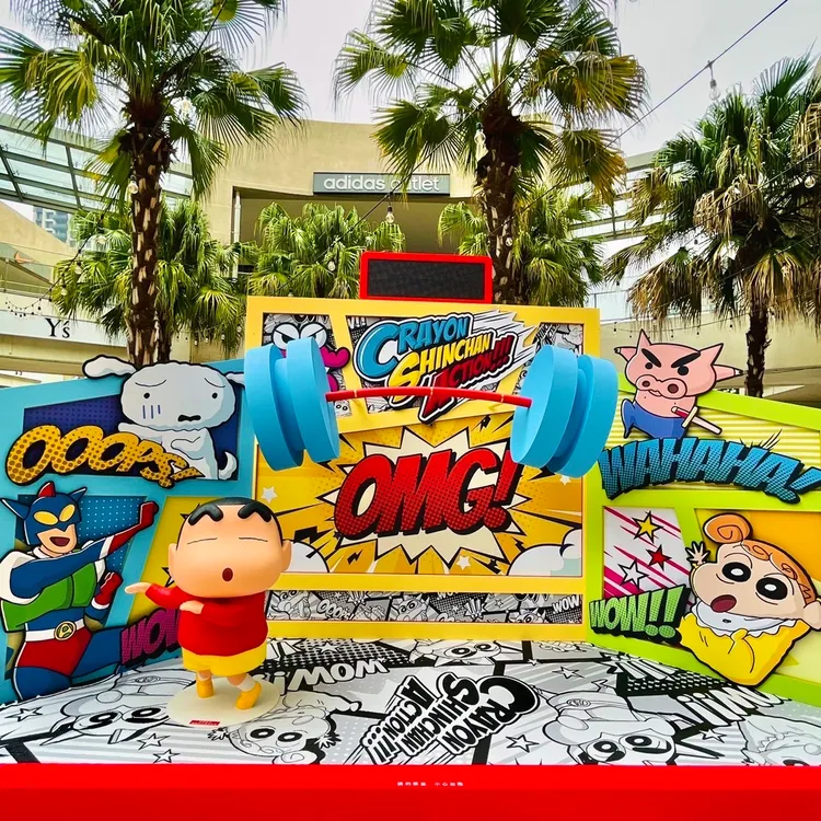 三井OUTLET全台據點打造出共15座蠟筆小新裝置。業者提供