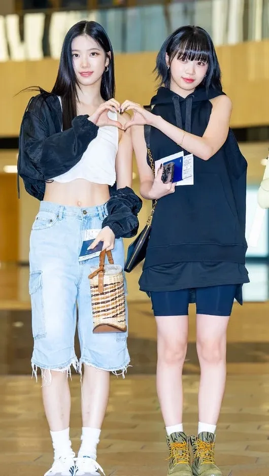 中村一葉（左）搭配原麻色Pin Mini Bucket Osier。翻攝nate.news