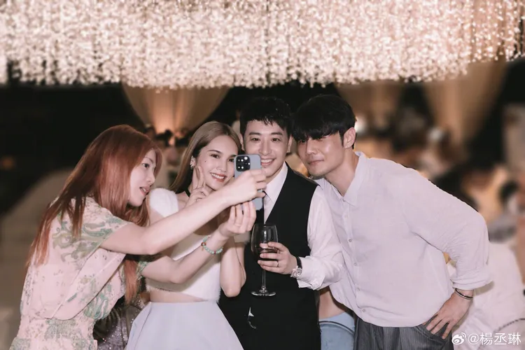 陳妍希（左起）、楊丞琳、李榮浩（右起）去年11月赴峇里島喝潘瑋柏的喜酒。翻攝楊丞琳微博