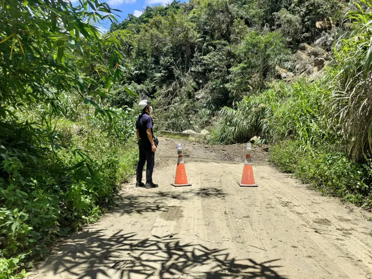 員警交管，呼籲人車改道。警方提供