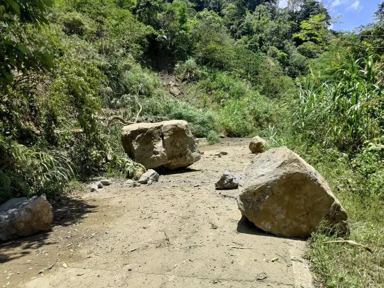 巨石擋道，需大型機具協助排除。警方提供