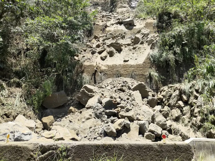 大量土石滑落邊坡。警方提供