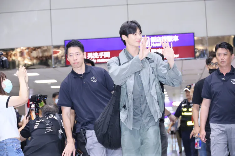 邊佑錫揮手打招呼。特勤中心攝