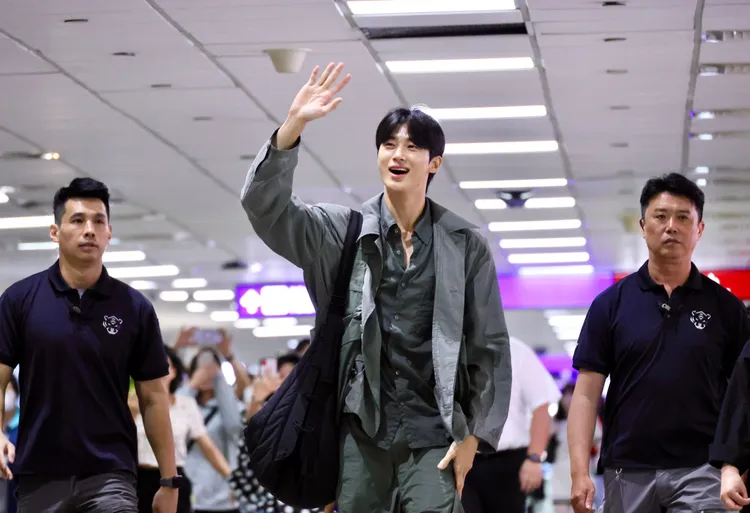 邊佑錫邊打招呼邊張大嘴讚嘆。特勤中心攝