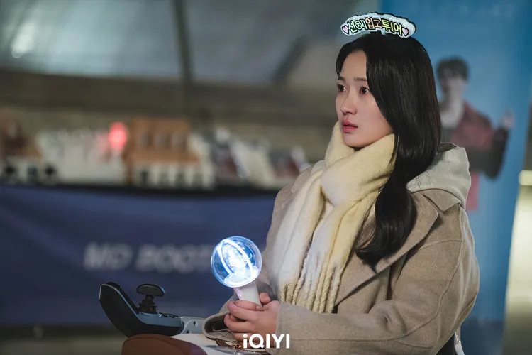 金惠奫劇中飾演因意外下半身癱瘓的粉絲，被偶像邊佑錫鼓舞。愛奇藝國際站提供